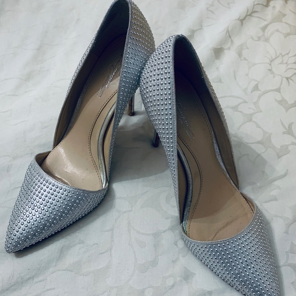 VINCE CAMUTO IMAGINE SEXY IN SILVER HEELS - Picture 2 of 5